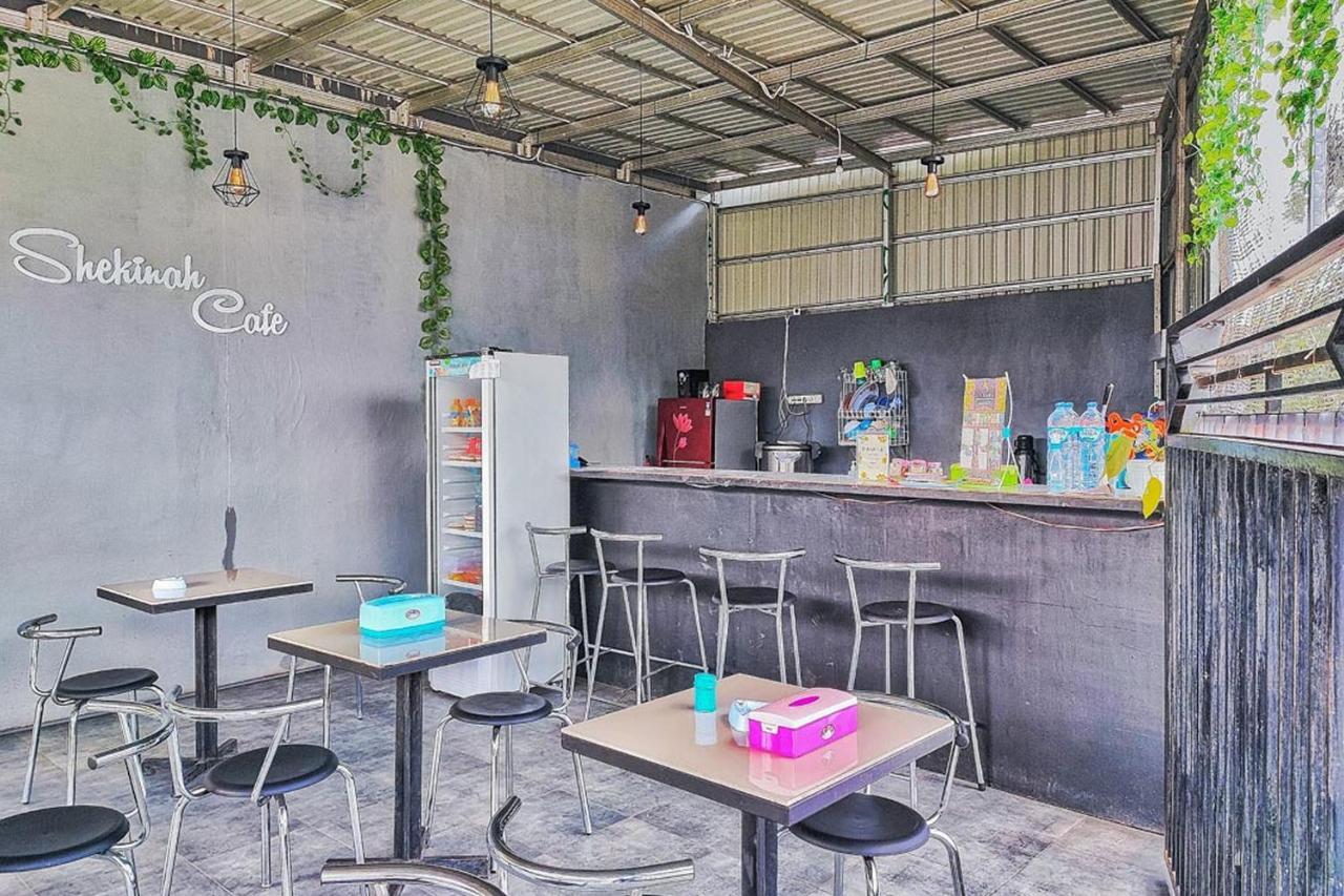 Shekinah Homestay & Cafe Waikabubak Mitra Reddoorz Exterior foto