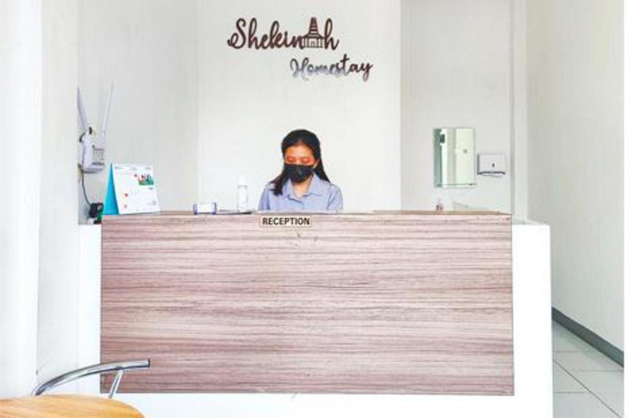 Shekinah Homestay & Cafe Waikabubak Mitra Reddoorz Exterior foto