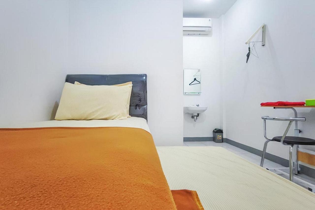 Shekinah Homestay & Cafe Waikabubak Mitra Reddoorz Exterior foto