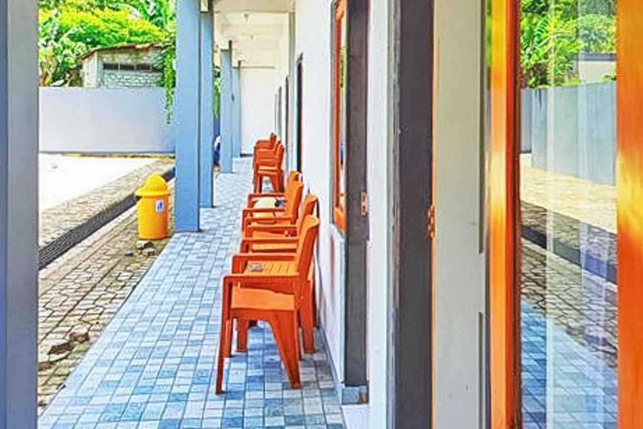 Shekinah Homestay & Cafe Waikabubak Mitra Reddoorz Exterior foto