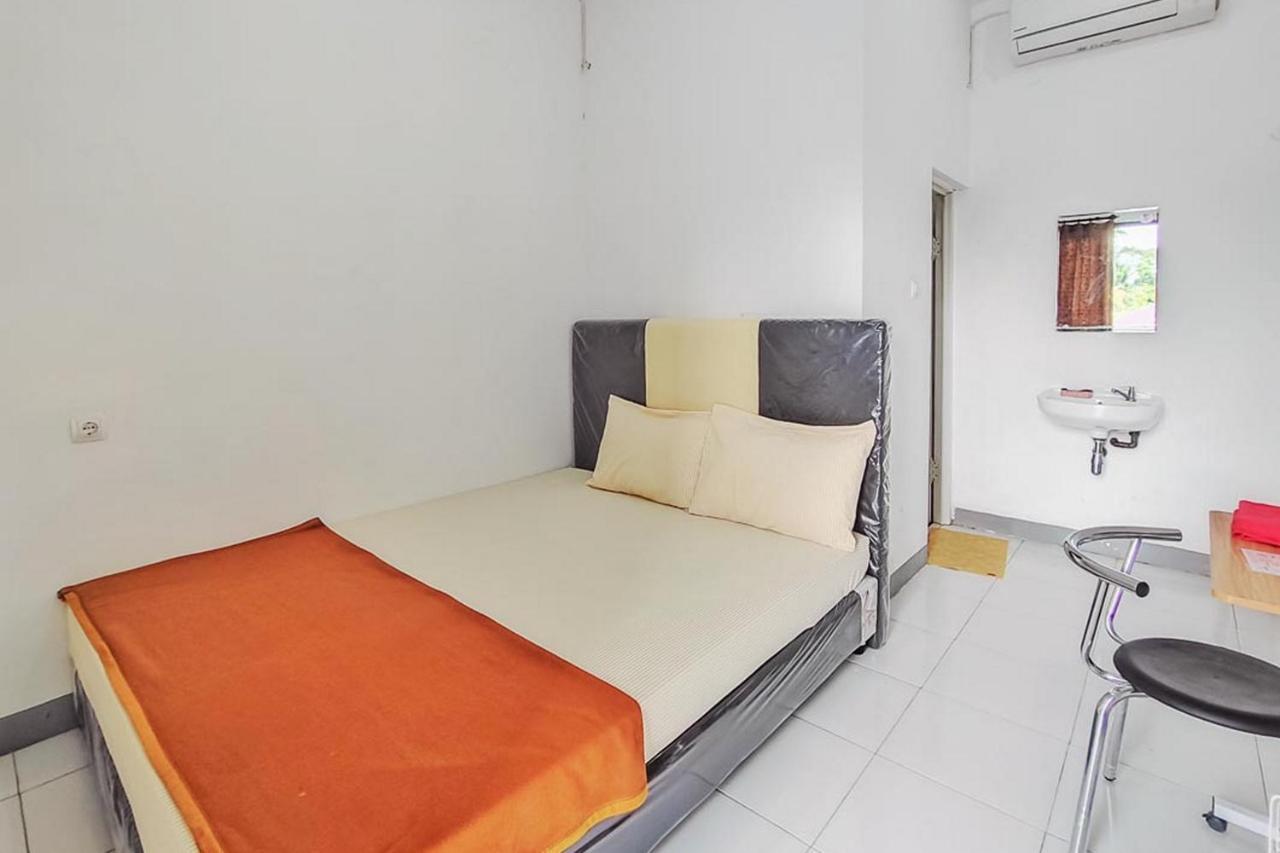 Shekinah Homestay & Cafe Waikabubak Mitra Reddoorz Exterior foto